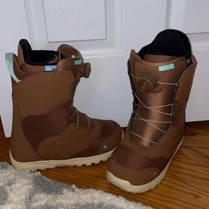 Women's snowboard boots